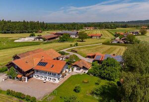 Schweizer Hof Am Golfplatz – Ferienhaus 45 qm, f. 2 Pers., Schlafzimmer, Wohnzimmer, Küche, Südterrasse, gr. Liegewiese, ruhige Lage mit Bergblick.