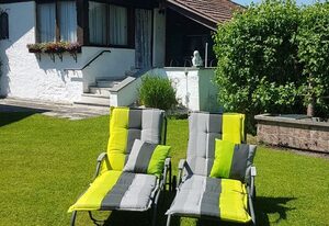 Schweizer Hof Am Golfplatz – Ferienhaus 45 qm, f. 2 Pers., Schlafzimmer, Wohnzimmer, Küche, Südterrasse, gr. Liegewiese, ruhige Lage mit Bergblick.