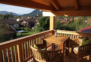 Ferienwohnung Villa sorglos Suite | Chiemgau Karte – Panorama Suite im Dachgeschoss 100qm mit Sauna-Fass im Garten
