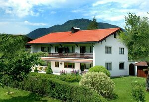 Ferienwohnung Weiß inkl. Chiemgaukarte – Ferienwohnung 50 qm, Balkon, Küche, 1 Schlafzimmer, 1 Wohnzimmer max 2 Personen