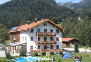 Gästehaus Hinterseer inkl. Chiemgaukarte – Ferienwohnung 1, 77qm, Balkon, Küche, 2 Schlafzimmer, 1 Wohnschlafzimmer, 5 Pers