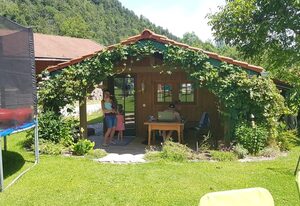 Gästehaus Hinterseer inkl. Chiemgaukarte – Ferienwohnung 1, 77qm, Balkon, Küche, 2 Schlafzimmer, 1 Wohnschlafzimmer, 5 Pers