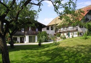 Höglhof inkl. Chiemgaukarte – Ferienwohnung 46qm, Balk., Kochnische, 1 Schlafzimmer, 1 Wohnschlafzimmer, 3 P.