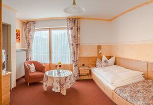 Gästehaus Bavaria inkl. Chiemgaukarte – Einzelzimmer Typ E 8, Dusche und WC, Balkon, TV, WLAN