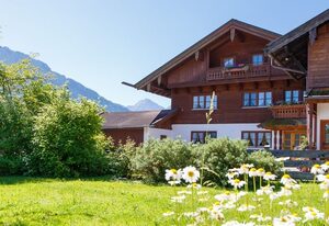 Ferienwohnung Heidi Steinbacher inkl. Chiemgaukarte – Fewo 43 qm, Balkon, Kochnische, 1 Schlafzimmer, 1 Wohnschlafzimmer, max 3 Pers.
