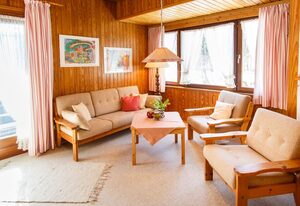 Am Traunufer Klaus Plenk inkl. Chiemgaukarte – Ferienwohnung 2 OG 57qm, Balkon, Kochnische,2 Schlafzimmer, Wohnzimmer