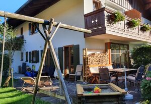 Ferienwohnung Wiesenleiten inkl. Chiemgaukarte – Ferienwohnung 115qm, Balk., Terr., Küche, 3 Schlafzimmer, Wohnzimmer, max 6 P.