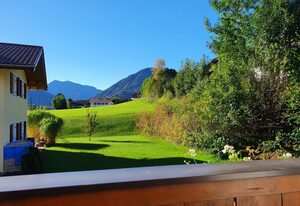 Ferienwohnung Wiesenleiten inkl. Chiemgaukarte – Ferienwohnung 115qm, Balk., Terr., Küche, 3 Schlafzimmer, Wohnzimmer, max 6 P.