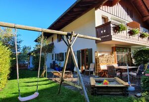 Ferienwohnung Wiesenleiten inkl. Chiemgaukarte – Ferienwohnung 115qm, Balk., Terr., Küche, 3 Schlafzimmer, Wohnzimmer, max 6 P.