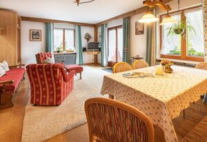 Ferienwohnung Ringsgwandl inkl. Chiemgaukarte – Ferienwohnung Rosenquarz 70qm, Balkon, Küche, 2 Schlafzimmer, 1 Wohnschlafzimmer