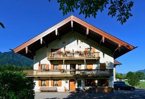 Ferienwohnungen Ramslerhof inkl. Chiemgaukarte – Ferienhaus 35 qm, Almhäusl, Terrasse, Kochnische, Schlafzimmer, Wohnschlafzimmer