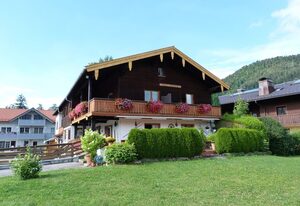 Gästehaus Berger inkl. Chiemgaukarte – Ferienwohnung Bergkristall 47qm, Terr., Küche, 1 Schlafz., 1 Wohnschlafzimmer