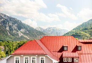The Townhouse Ruhpolding inkl. Chiemgaukarte – Einzelzimmer 16qm, Dusche und WC mit Regendusche, gemütliche Sitzgelegenheit