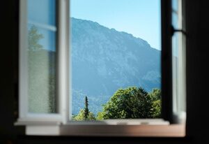 The Townhouse Ruhpolding inkl. Chiemgaukarte – Einzelzimmer 16qm, Dusche und WC mit Regendusche, gemütliche Sitzgelegenheit