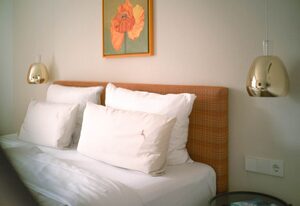 The Townhouse Ruhpolding inkl. Chiemgaukarte – Einzelzimmer 16qm, Dusche und WC mit Regendusche, gemütliche Sitzgelegenheit
