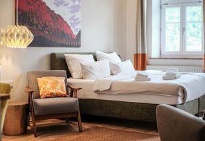 The Townhouse Ruhpolding inkl. Chiemgaukarte – Einzelzimmer 16qm, Dusche und WC mit Regendusche, gemütliche Sitzgelegenheit