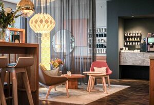The Townhouse Ruhpolding inkl. Chiemgaukarte – Einzelzimmer 16qm, Dusche und WC mit Regendusche, gemütliche Sitzgelegenheit
