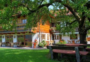 Gästehaus Hirschbichler - Chiemgau Karte – Ferienwohnung Falkenstein für 2 bis 3 Personen mit Balkon, 40 qm, n. k.