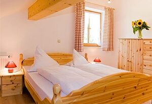 Ferienwohnung Schneidersepp inkl. Chiemgaukarte – Ferienwohnung 100qm, Balkon, Küche, 3 Schlafzimmer, Wohnzimmer, max 6 Pers.