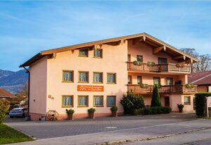 Ferienwohnungen am Westernberg inkl. Chiemgaukarte – Ferienwohnung 5 62qm, Balk., Kochni., 2 Schlafzimmer, Wohnzimmer, max 3 P., WLAN