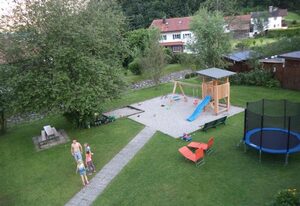 Ferienwohnungen am Westernberg inkl. Chiemgaukarte – Ferienwohnung 5 62qm, Balk., Kochni., 2 Schlafzimmer, Wohnzimmer, max 3 P., WLAN