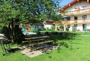 Ferienwohnungen am Westernberg inkl. Chiemgaukarte – Ferienwohnung 5 62qm, Balk., Kochni., 2 Schlafzimmer, Wohnzimmer, max 3 P., WLAN