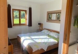 Hansenbauernhof inkl. Chiemgaukarte – Familienzimmer 70qm, Balkon, 2 Zimmer, Dusche, WC und Wohnküche, WLAN, bis 5 P.