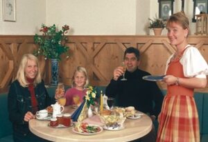 Café Chiemgau und Gästehaus – Ferienwohnung 3, 35qm, Terrasse, Küche, 1 Schlafzimmer, 1 Wohnzimmer max 2 Pers.