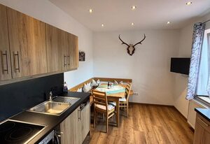 Café Chiemgau und Gästehaus – Ferienwohnung 3, 35qm, Terrasse, Küche, 1 Schlafzimmer, 1 Wohnzimmer max 2 Pers.