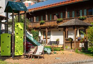 Café Chiemgau und Gästehaus – Ferienwohnung 3, 35qm, Terrasse, Küche, 1 Schlafzimmer, 1 Wohnzimmer max 2 Pers.