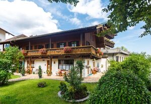 Café Chiemgau und Gästehaus – Ferienwohnung 3, 35qm, Terrasse, Küche, 1 Schlafzimmer, 1 Wohnzimmer max 2 Pers.