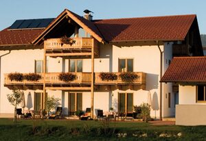 Ferienwohnung Gschwendtner - Chiemgau Karte – Ferienwohnung Orchidee für 1-4 Personen, 1 oder 2 Schlafzimmer, Terrasse, 58 m²