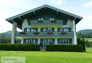 Gästehaus Pointner – Doppelzimmer 3 mit Balkon, Dusche und WC, Sitzecke, TV, WLAN