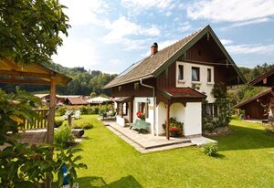 Ferienhaus Hallweger inkl. Chiemgaukarte – Ferienhaus 100qm, Balkon, Terrasse, Küche, 2 Schlafzimmer, Wohnschlafzimmer, 5P.