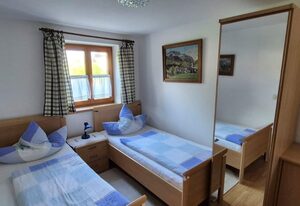 Ferienwohnung Diechtler inkl. Chiemgaukarte – Ferienwohnung West 55qm,Terrasse, Küche, 2 Schlafzimmer, Wohnzimmer, max 4 P.