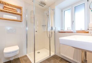 Gästehaus Menkenbauer inkl. Chiemgaukarte – Landhaus Einzelzimmer Nr. 13, Dusche und WC, Balkon, TV, WLAN