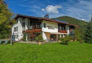 Gästehaus Menkenbauer inkl. Chiemgaukarte – Landhaus Einzelzimmer Nr. 13, Dusche und WC, Balkon, TV, WLAN