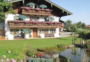 Hausernhof - Chiemgau Karte – Ferienwohnung Flieder für 2 Personen mit Balkon, TV, Küchenzeile, 45 qm