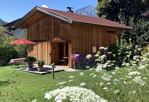 Lohei - Chalets im Chiemgau – Chalet Hollerhäusl, ganzes Haus, 50 qm für 2-4 Personen, Wohnbereich mit Kochecke und Galerie