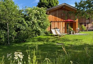 Lohei - Chalets im Chiemgau – Chalet Hollerhäusl, ganzes Haus, 50 qm für 2-4 Personen, Wohnbereich mit Kochecke und Galerie