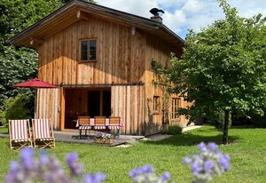 Lohei - Chalets im Chiemgau – Chalet Hollerhäusl, ganzes Haus, 50 qm für 2-4 Personen, Wohnbereich mit Kochecke und Galerie