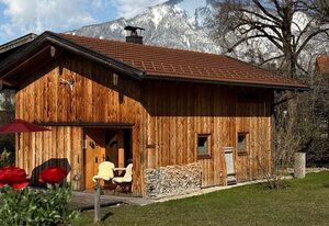 Lohei - Chalets im Chiemgau – Chalet Hollerhäusl, ganzes Haus, 50 qm für 2-4 Personen, Wohnbereich mit Kochecke und Galerie