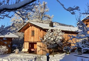 Lohei - Chalets im Chiemgau – Chalet Hollerhäusl, ganzes Haus, 50 qm für 2-4 Personen, Wohnbereich mit Kochecke und Galerie