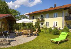 5 Sterne FeWo mit Garten und Bergblick in Chiemsee-Nähe – Ferienwohnung Chiemsee Sonne, 142 qm mit Garten und Sauna