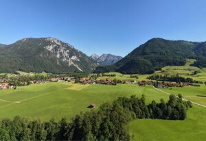 Am Badezentrum - Ferienwohnungen – Ferienwohnung 1 Rauschberg 60qm, Südbalkon, Küchenzeile, TV, WLAN, 2 Personen