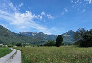 Ferienwohnung im Grünen – Geräumiges Domizil mit Bergblick