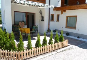 Haus Scheglmann inkl. Chiemgaukarte – Ferienwohnung 2, 40qm, Terrasse, Kochni., 1 Schlafzimmer, Wohnzimmer, max 2 P.