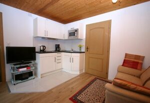 Haus Scheglmann inkl. Chiemgaukarte – Ferienwohnung 2, 40qm, Terrasse, Kochni., 1 Schlafzimmer, Wohnzimmer, max 2 P.