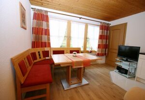Haus Scheglmann inkl. Chiemgaukarte – Ferienwohnung 2, 40qm, Terrasse, Kochni., 1 Schlafzimmer, Wohnzimmer, max 2 P.