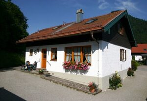 Haus Scheglmann inkl. Chiemgaukarte – Ferienwohnung 2, 40qm, Terrasse, Kochni., 1 Schlafzimmer, Wohnzimmer, max 2 P.